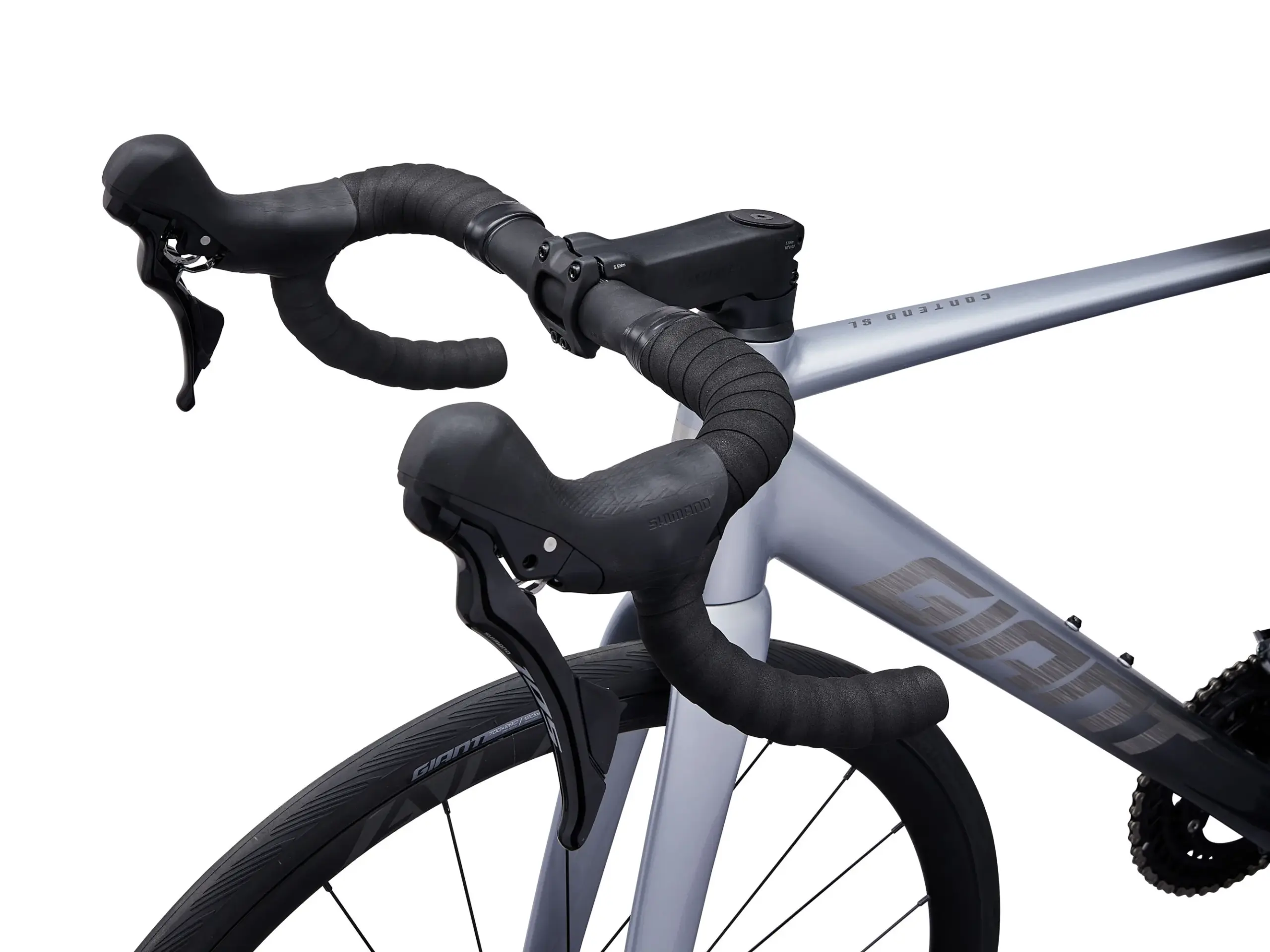 Detailansicht des Lenkers mit Shimano Schalt-/Bremshebeln und des vorderen Rahmens eines Giant Contend SL 0 Rennrads.