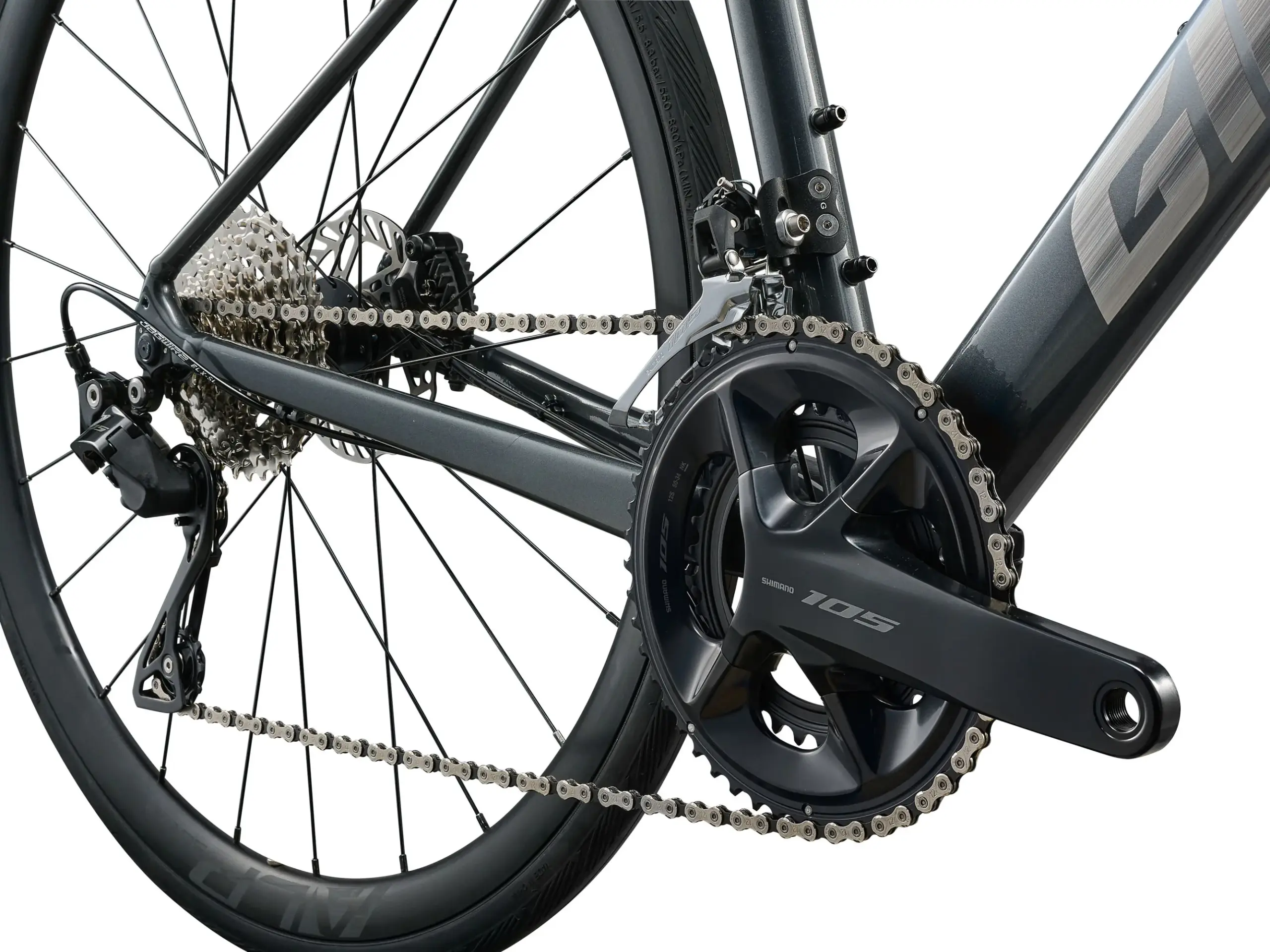 Detailaufnahme des Antriebsstrangs eines Giant Contend SL 0 Rennrads mit Schaltwerk, Kassette und Shimano 105 Kurbelgarnitur.