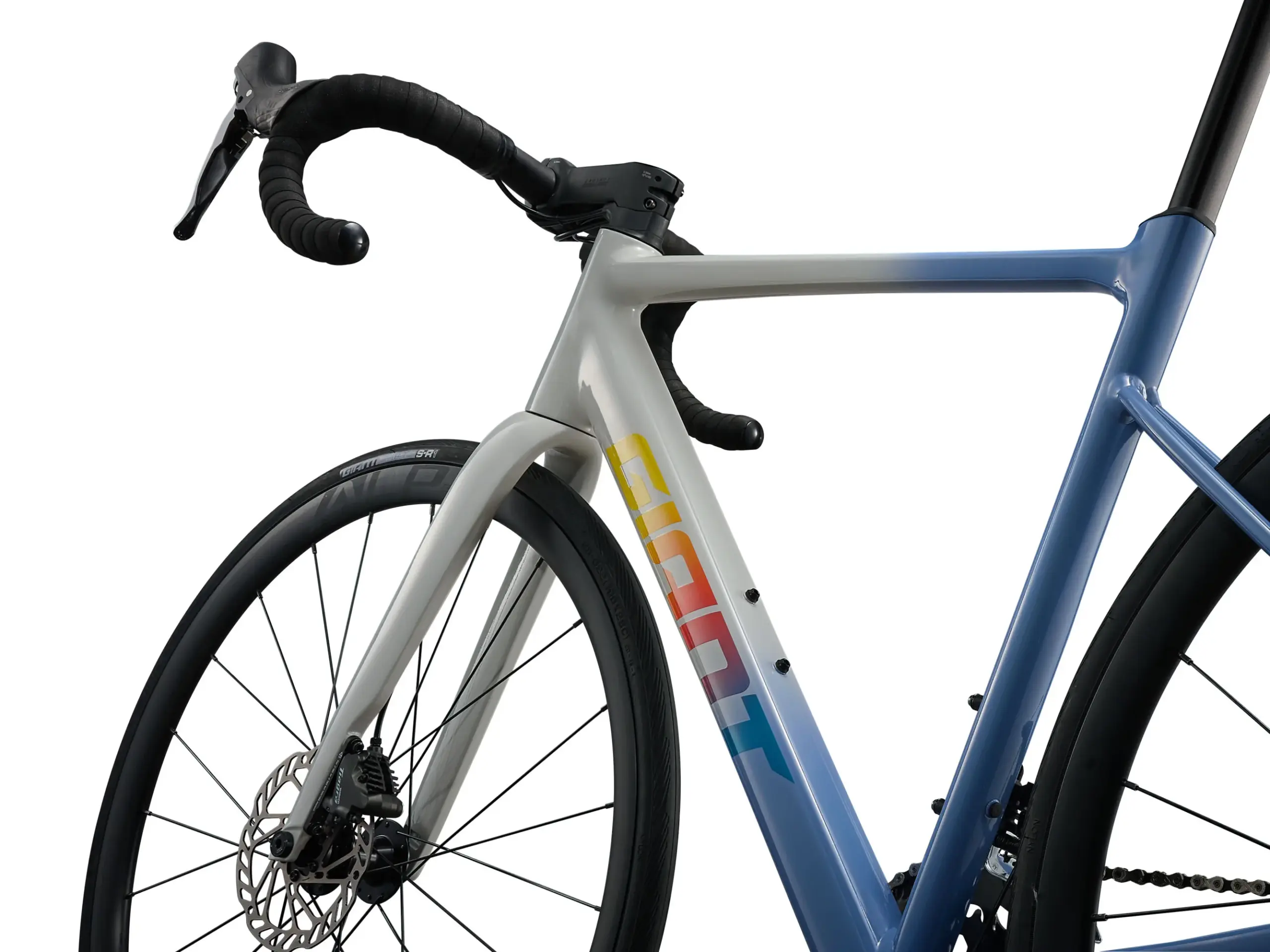 Detailaufnahme eines Giant Contend SL 1 Rennrads mit Fokus auf den Lenker, die Carbongabel und den weiß-blau-verlaufenen Rahmen mit farbigem