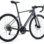 Graues Giant Contend SL 2 Rennrad von der Seite betrachtet, mit Fokus auf Rahmen, Laufräder und Antrieb.