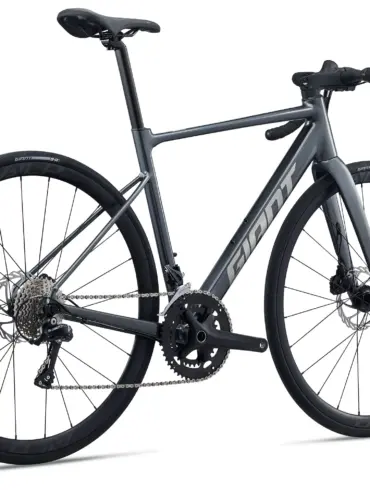 Graues Giant Contend SL 2 Rennrad von der Seite betrachtet, mit Fokus auf Rahmen, Laufräder und Antrieb.