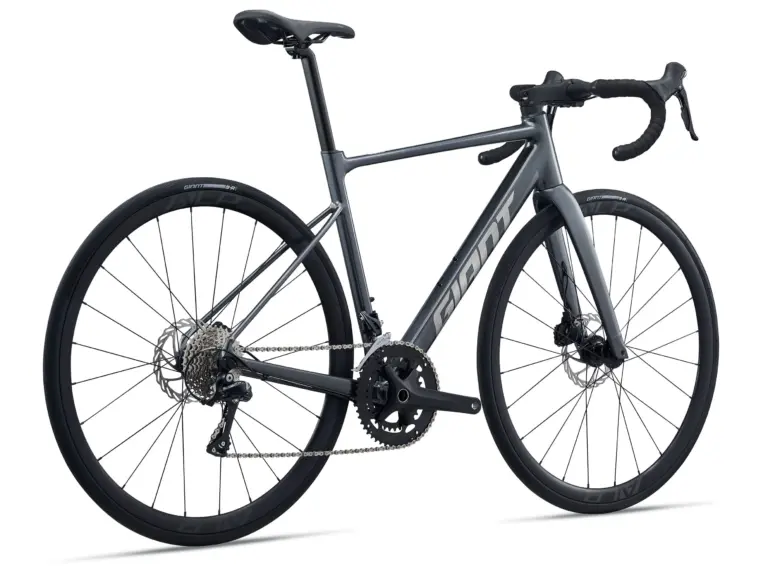 Graues Giant Contend SL 2 Rennrad von der Seite betrachtet, mit Fokus auf Rahmen, Laufräder und Antrieb.