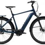 Ein blaues Giant DailyTour E+ 1 BD GTS E-Bike mit Gepäckträger, Schutzblechen und Nabenschaltung.