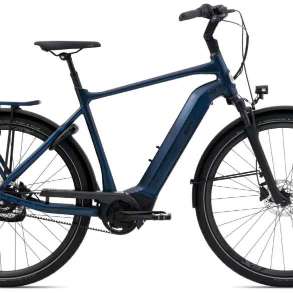 Ein blaues Giant DailyTour E+ 1 BD GTS E-Bike mit Gepäckträger, Schutzblechen und Nabenschaltung.