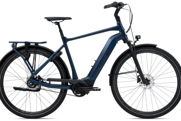 Ein blaues Giant DailyTour E+ 1 BD GTS E-Bike mit Gepäckträger, Schutzblechen und Nabenschaltung.