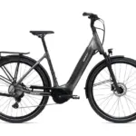 Graues Giant DailyTour E+ 2 D | RC Dash LDS 2022 E-Bike mit Gepäckträger und Federgabel.