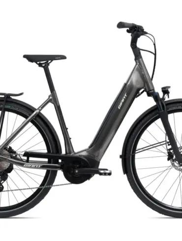 Graues Giant DailyTour E+ 2 D | RC Dash LDS 2022 E-Bike mit Gepäckträger und Federgabel.