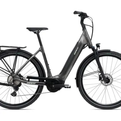 Graues Giant DailyTour E+ 2 D | RC Dash LDS 2022 E-Bike mit Gepäckträger und Federgabel.
