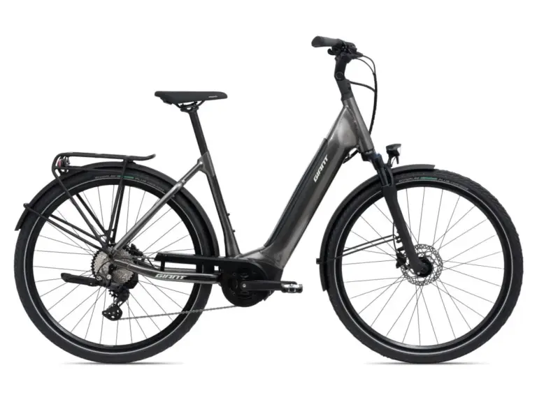 Graues Giant DailyTour E+ 2 D | RC Dash LDS 2022 E-Bike mit Gepäckträger und Federgabel.