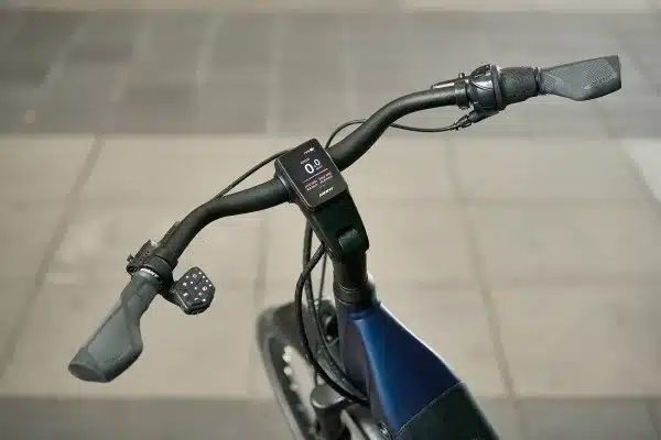 Nahaufnahme des Lenkers eines blauen Giant E-Bikes mit einem modernen Display, das Geschwindigkeit und andere Fahrdaten anzeigt.