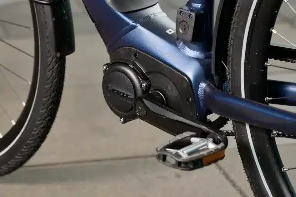 Detailaufnahme des Motors, des Kurbelarms und des Pedals am blauen Giant DailyTour E+ 2 GTS E-Bike.