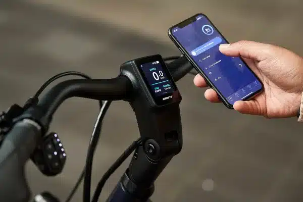 Detailaufnahme des Lenkers eines Giant E-Bikes mit angeschlossenem Smartphone, das die Konnektivität zeigt.