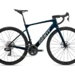 Seitenansicht eines dunkelblauen Giant Defy Advanced E+ Elite 0 E-Rennrads mit Carbonrahmen und Aero-Laufrädern.