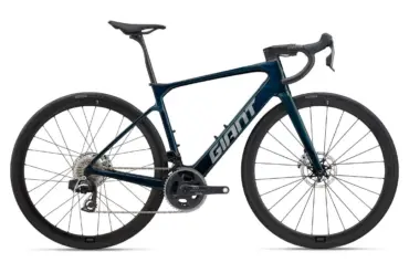 Seitenansicht eines dunkelblauen Giant Defy Advanced E+ Elite 0 E-Rennrads mit Carbonrahmen und Aero-Laufrädern.
