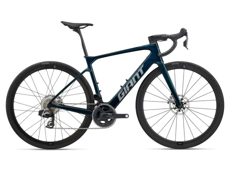 Seitenansicht eines dunkelblauen Giant Defy Advanced E+ Elite 0 E-Rennrads mit Carbonrahmen und Aero-Laufrädern.