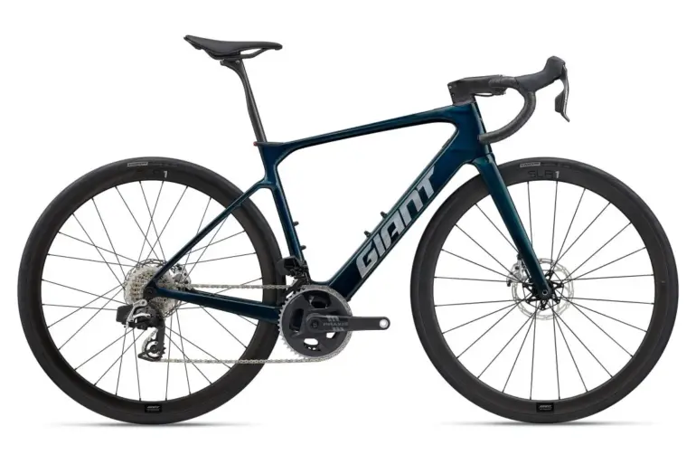 Seitenansicht eines dunkelblauen Giant Defy Advanced E+ Elite 0 E-Rennrads mit Carbonrahmen und Aero-Laufrädern.