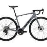 Graues Giant Defy Advanced E+ Elite 2 E-Rennrad von der Seite mit Fokus auf den Rahmen und die Komponenten.