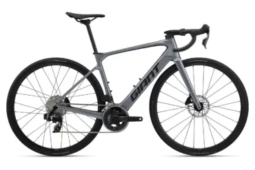 Graues Giant Defy Advanced E+ Elite 2 E-Rennrad von der Seite mit Fokus auf den Rahmen und die Komponenten.