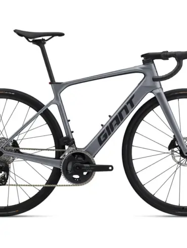 Graues Giant Defy Advanced E+ Elite 2 E-Rennrad von der Seite mit Fokus auf den Rahmen und die Komponenten.