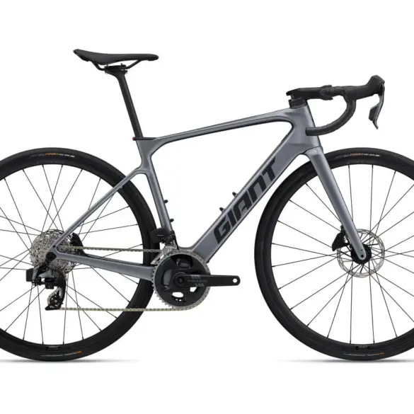 Graues Giant Defy Advanced E+ Elite 2 E-Rennrad von der Seite mit Fokus auf den Rahmen und die Komponenten.