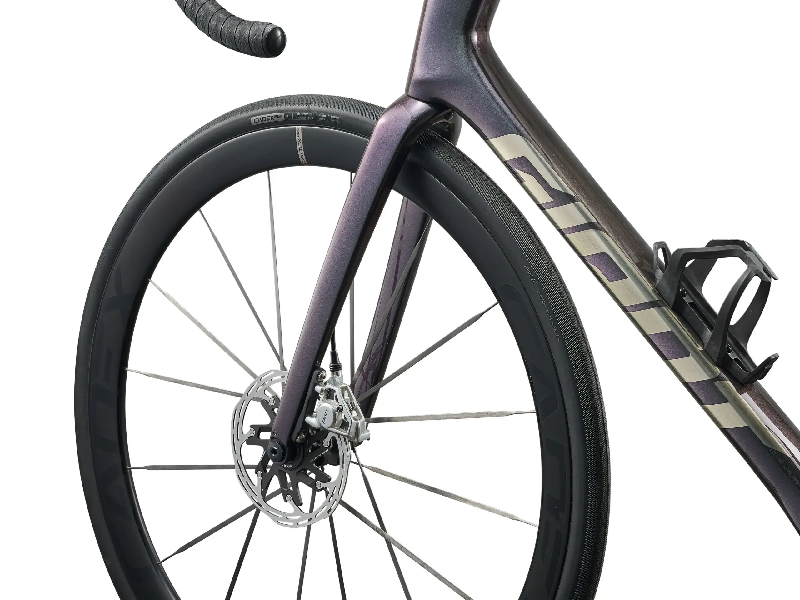 Detailaufnahme eines Giant Defy Advanced SL 0 Rennrads, Fokus auf Vorderrad, Gabel und Teil des Rahmens.