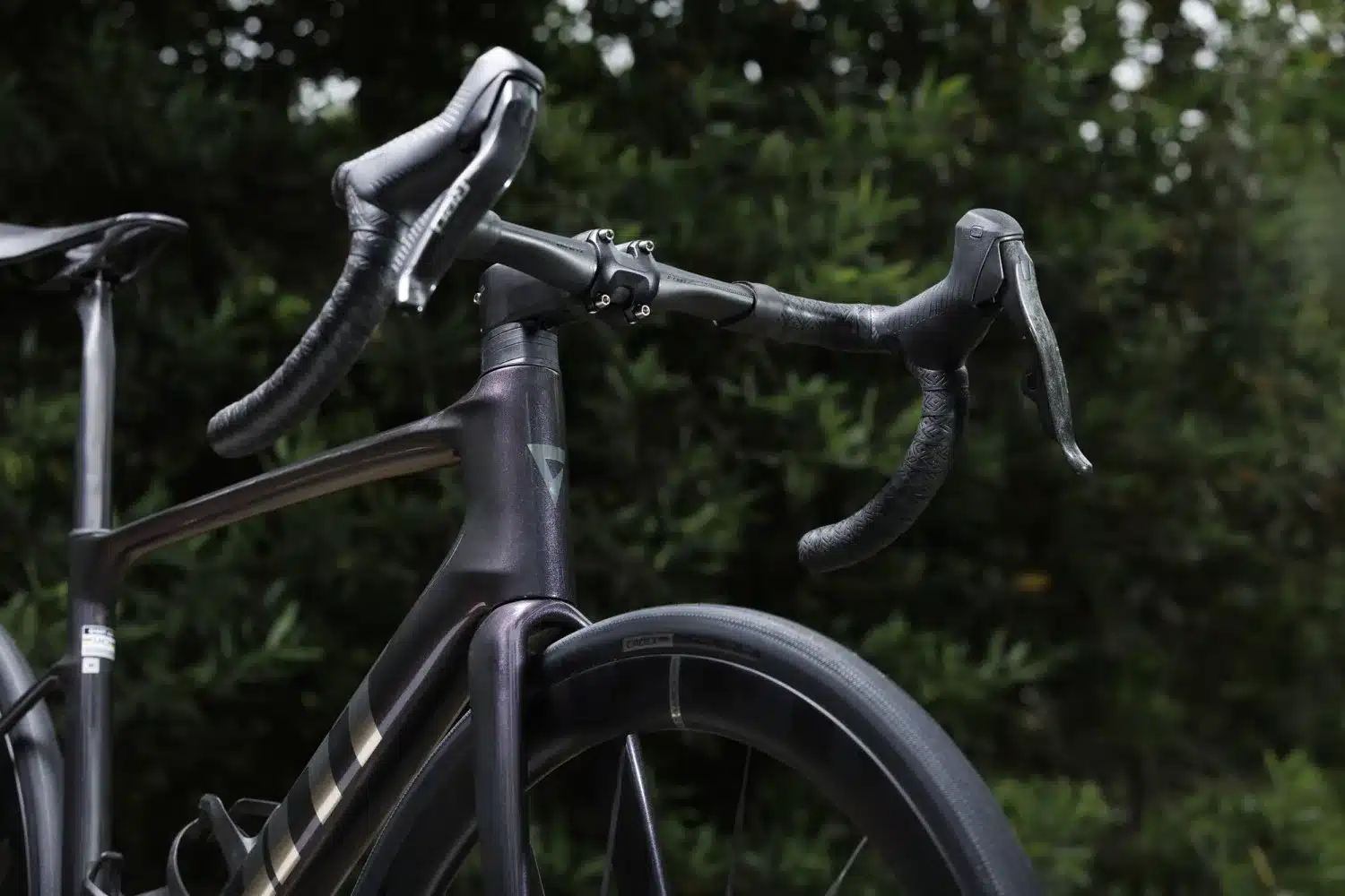 Detailaufnahme des Cockpits eines Giant Defy Advanced SL 0 Endurance-Rennrads, Fokus auf Lenker, Vorbau und Teil des Rahmens.