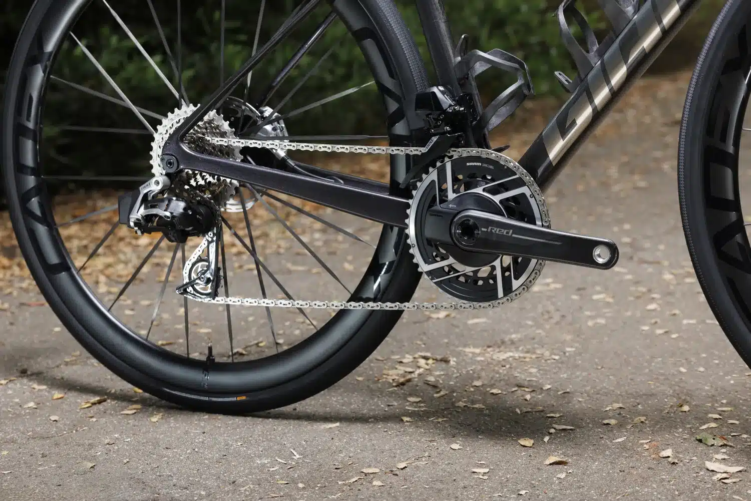Nahaufnahme des Antriebsstrangs eines Giant Defy Advanced SL 0 Rennrads, inklusive SRAM Red Kurbelgarnitur, Kette und Kassette.