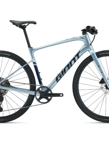 Seitenansicht eines Giant FastRoad AR Advanced 2 Fahrrads in Hellblau mit schwarzen Akzenten, ausgestattet mit einem geraden Lenker und breiten Reifen.