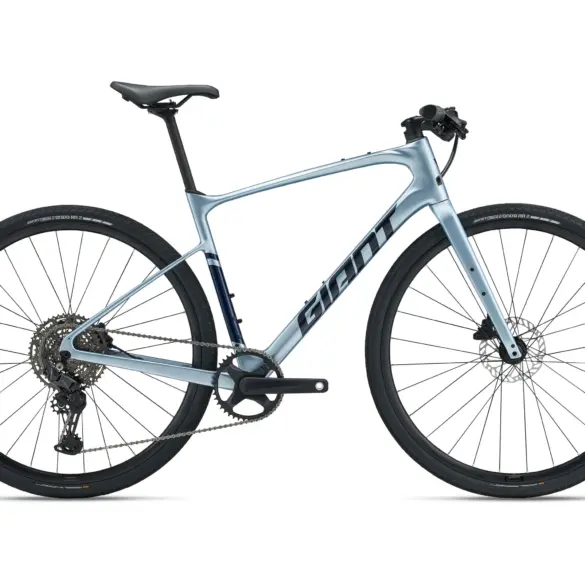 Seitenansicht eines Giant FastRoad AR Advanced 2 Fahrrads in Hellblau mit schwarzen Akzenten, ausgestattet mit einem geraden Lenker und breiten Reifen.