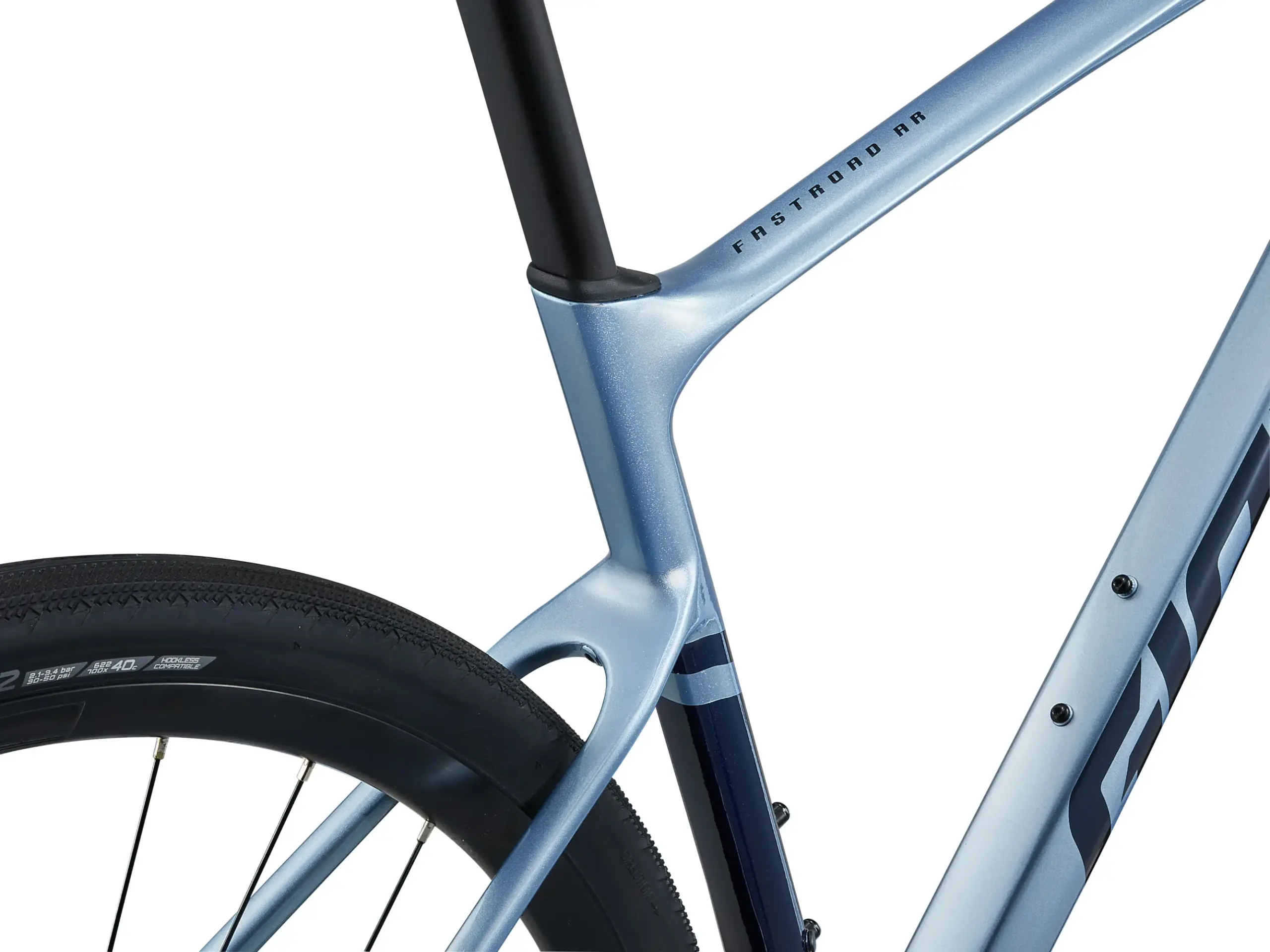 Detailansicht des blauen Carbonrahmens und des breiten Reifens eines Giant FastRoad AR Advanced 2 Fahrrads.