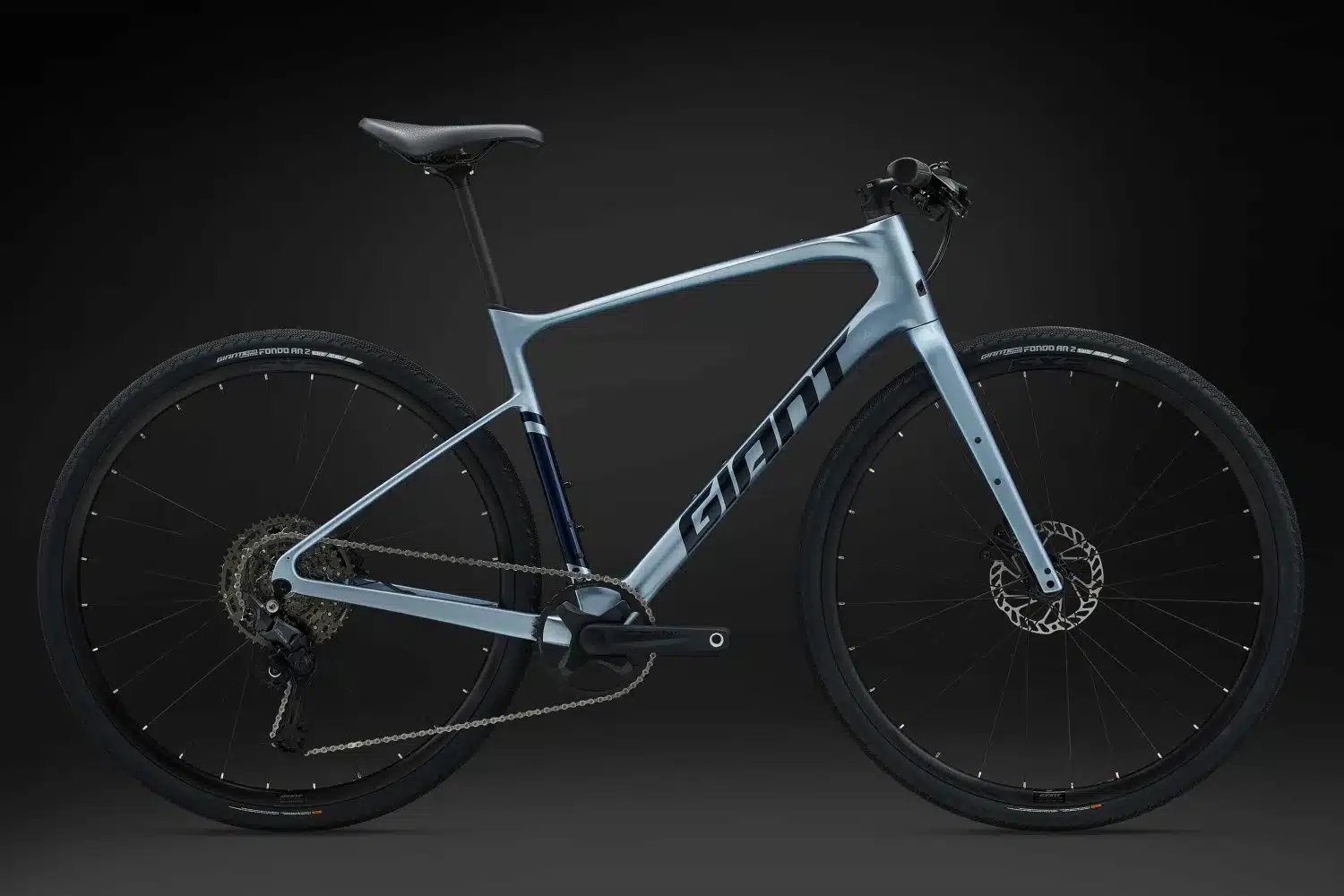 Silbernes Giant FastRoad AR Advanced 2 Rennrad mit geradem Lenker auf schwarzem Hintergrund