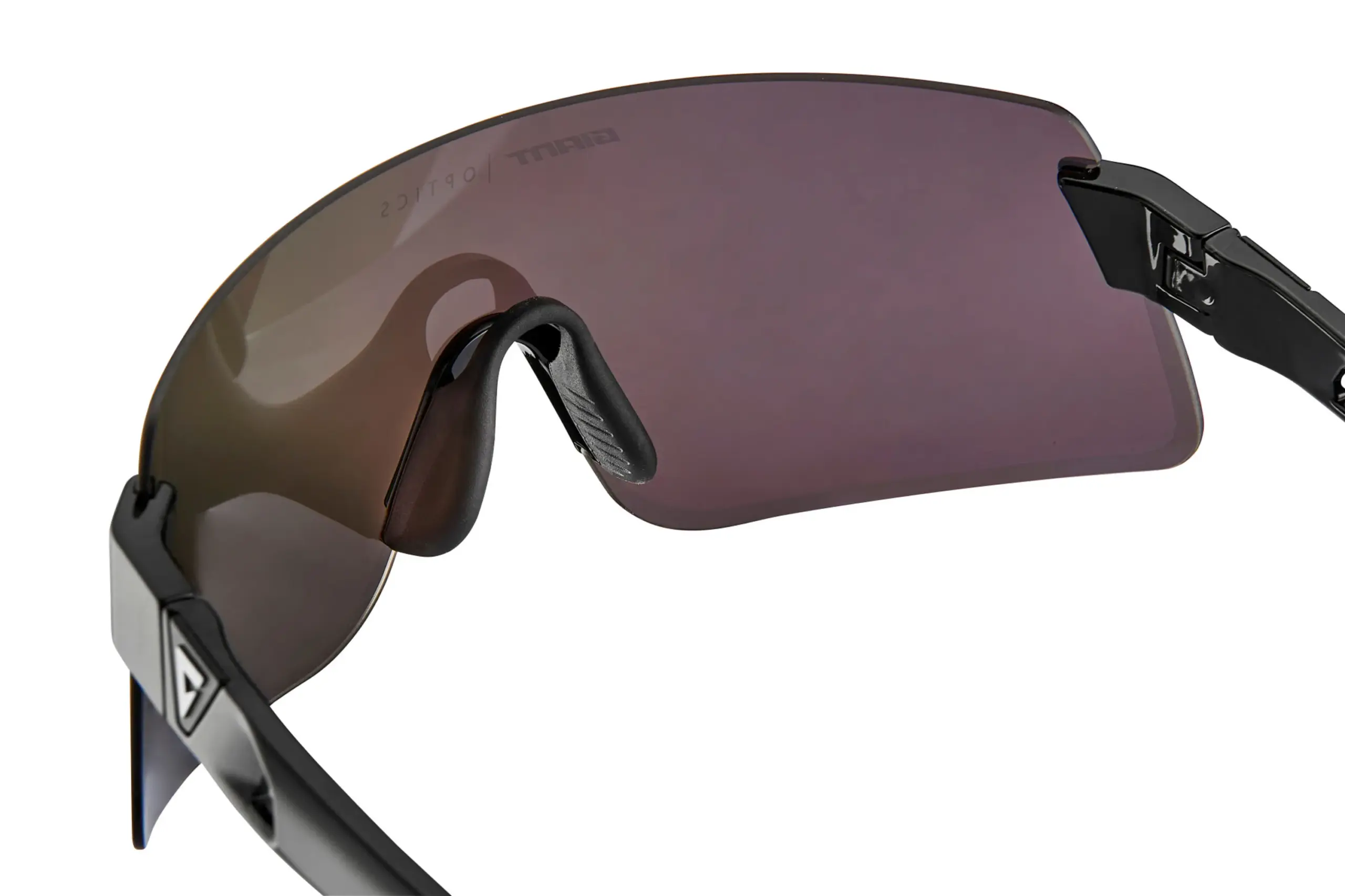 Detailansicht einer schwarzen Sportsonnenbrille mit getöntem Glas und gummiertem Nasenbügel