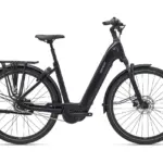 Schwarz lackiertes Giant NewTour E+ 2 LST E-Bike mit Federgabel, Nabenschaltung und Gepäckträger.