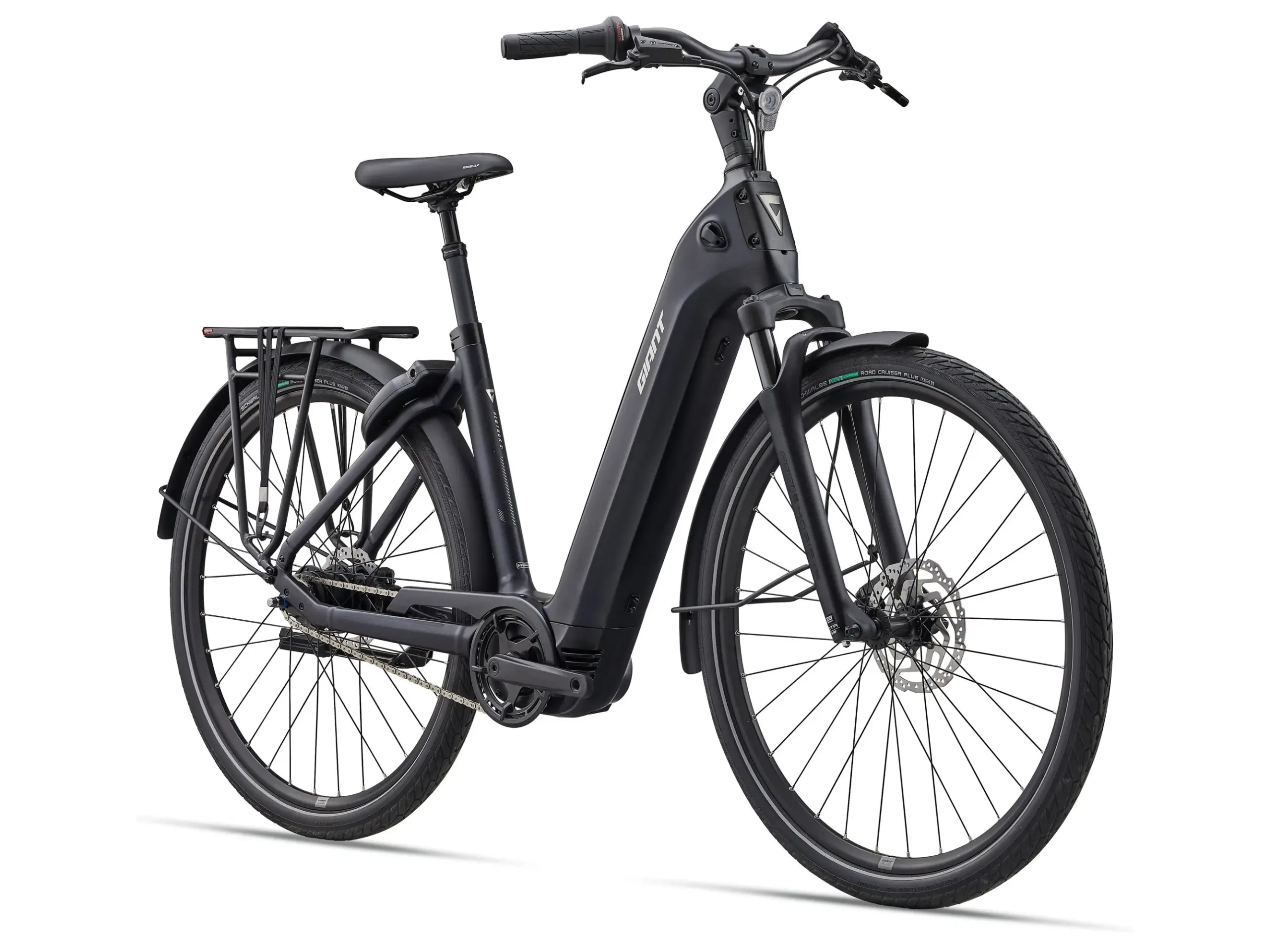 Ein schwarzes Giant NewTour E+ 2 LST E-Bike mit niedrigem Einstieg, ausgestattet mit Gepäckträger, Schutzblechen und Federgabel.