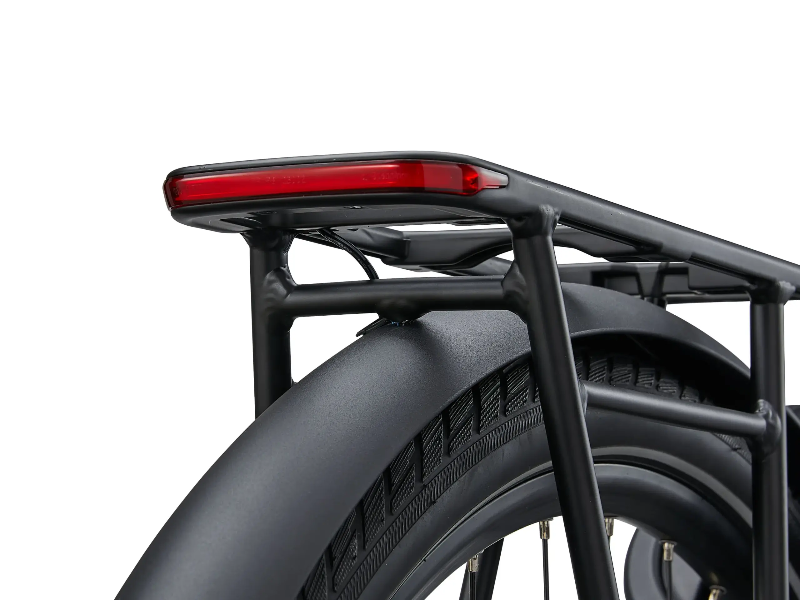 Detailaufnahme des schwarzen Gepäckträgers und des roten Rücklichts eines Giant NewTour E+ 2 LST E-Bikes.