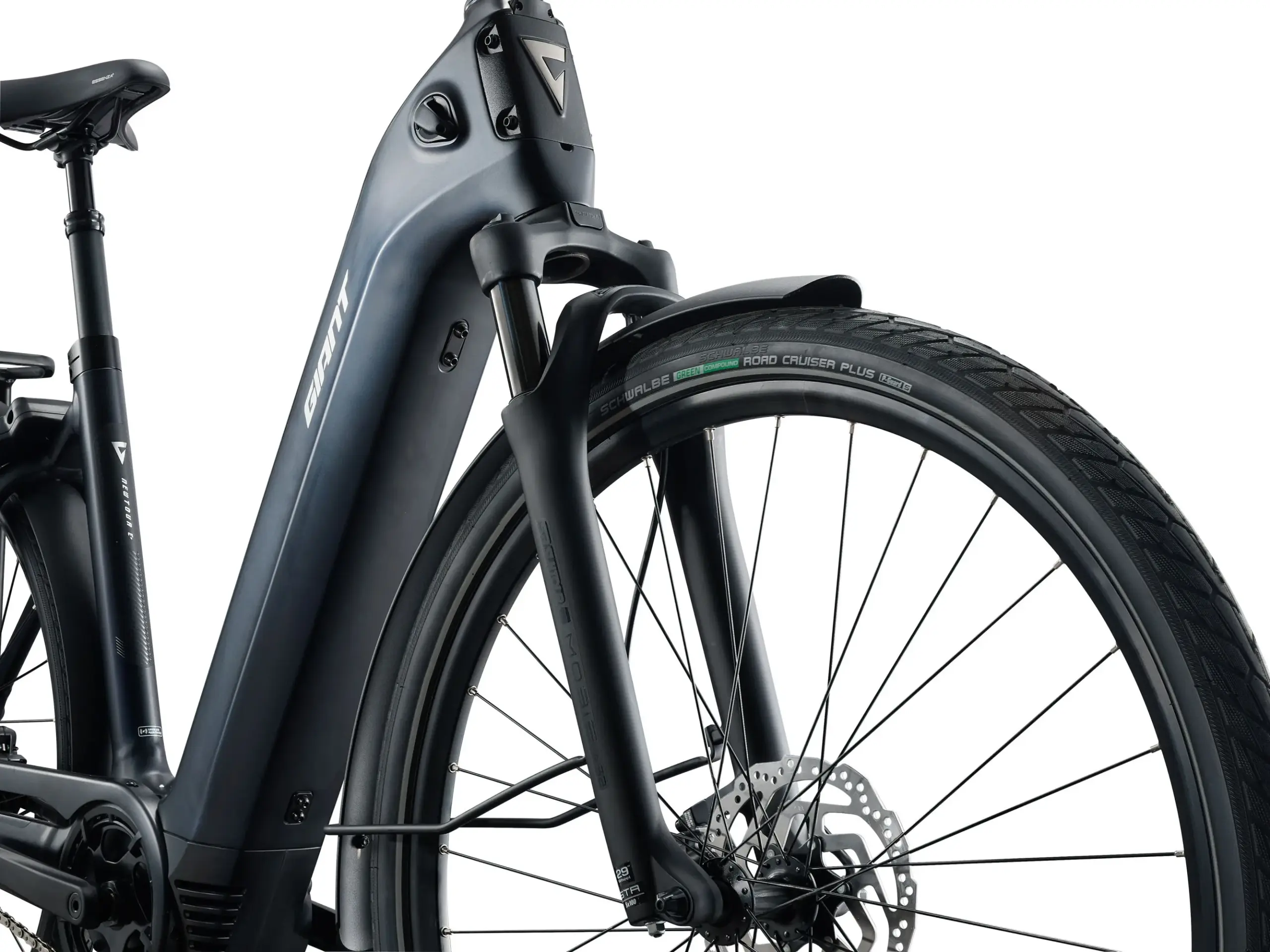 Frontansicht eines dunklen Giant NewTour E+ 2 LST E-Bikes, Fokus auf den Rahmen, die Gabel und das Vorderrad mit Schwalbe Reifen.