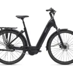 Giant NewTour E+ 2 LST E-Citybike in Schwarz, im Profil gezeigt, mit Gepäckträger, Schutzblechen und Federgabel.