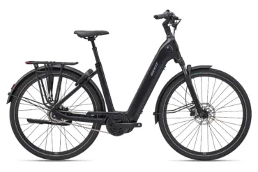 Giant NewTour E+ 2 LST E-Citybike in Schwarz, im Profil gezeigt, mit Gepäckträger, Schutzblechen und Federgabel.