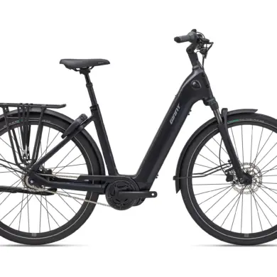Giant NewTour E+ 2 LST E-Citybike in Schwarz, im Profil gezeigt, mit Gepäckträger, Schutzblechen und Federgabel.