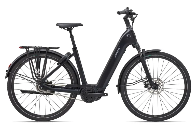 Giant NewTour E+ 2 LST E-Citybike in Schwarz, im Profil gezeigt, mit Gepäckträger, Schutzblechen und Federgabel.