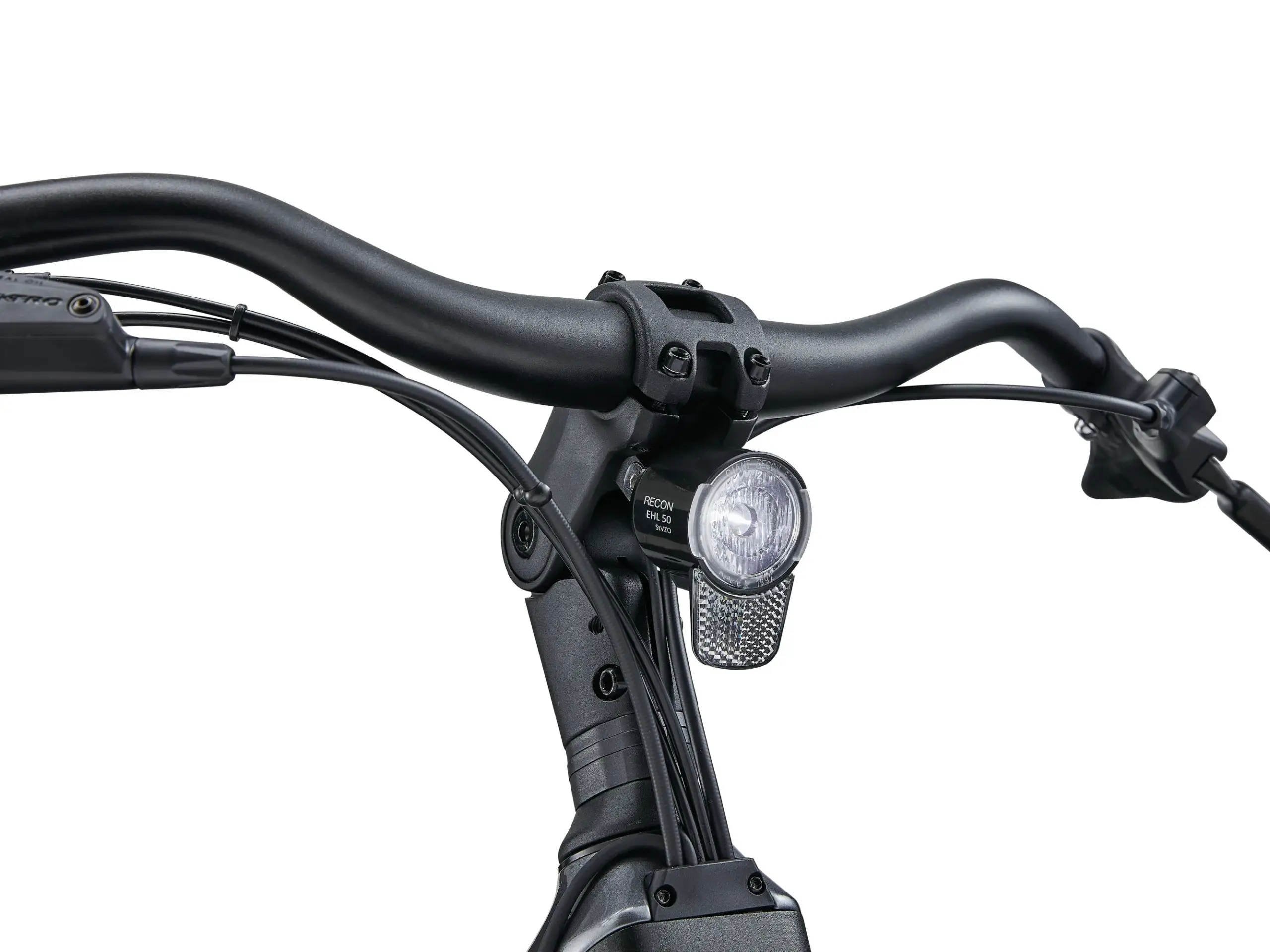 Nahaufnahme des Lenkers eines Giant NewTour E+ 2 LST E-Bikes mit Fokus auf den Frontscheinwerfer und die Bedienelemente.