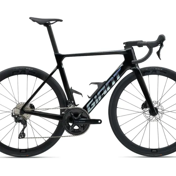 Seitenansicht eines schwarzen Giant Propel Advanced 2 Rennrads mit silbernem Schriftzug auf dem Unterrohr.
