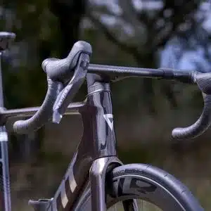 Nahaufnahme des vorderen Teils eines dunkelbraunen Giant Propel Advanced Pro Aero-Rennrads, mit Fokus auf Lenker, Vorbau und Gabel.
