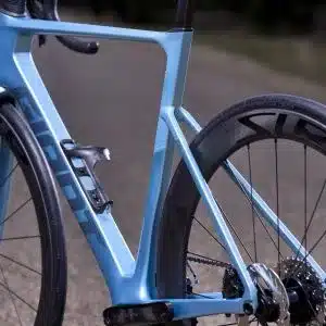 Detailansicht des blauen Giant Propel Advanced Pro Fahrradrahmens mit Carbonfelge und Flaschenhalter
