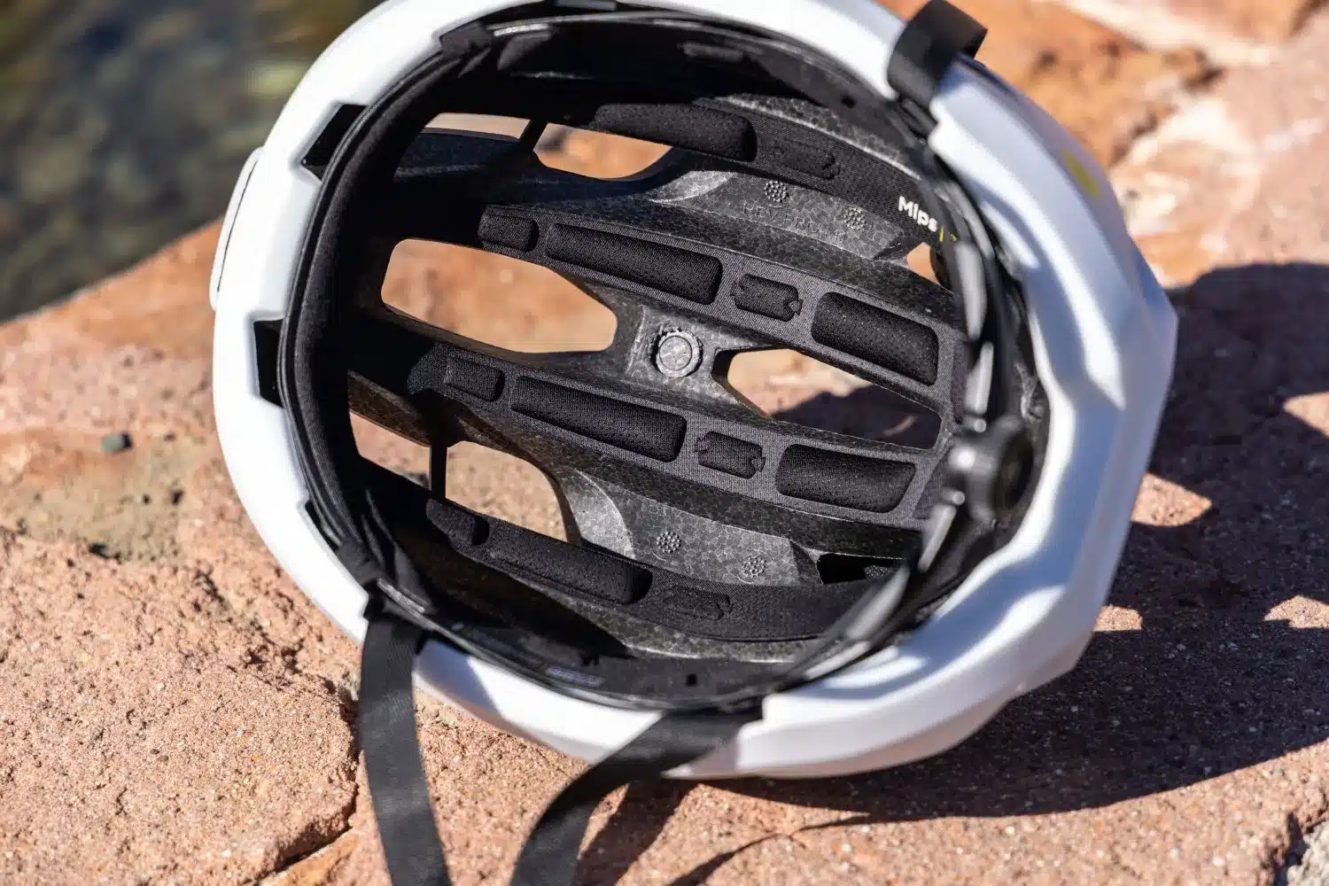 Innenansicht des weißen Giant Rev Pro Rennradhelms mit schwarzen Polstern und sichtbarem MIPS-System und Verstellrad.