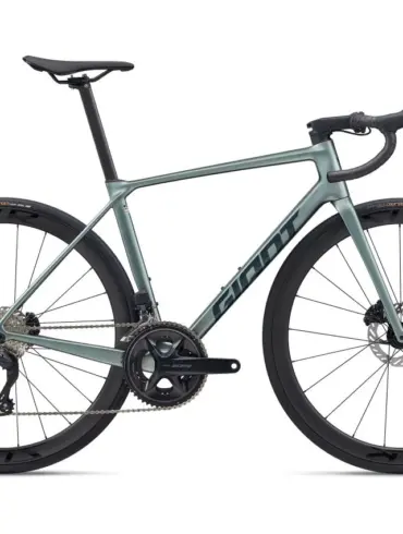 Das Giant TCR Advanced 0 ist ein sportliches Rennrad in heller graugrüner Lackierung mit dem Giant-Logo auf dem Unterrohr. Es verfügt über Carbon-Laufräder, eine Shimano 105 Di2 Gruppe und ein integriertes Cockpit.