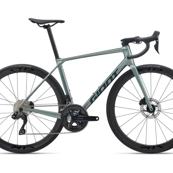 Das Giant TCR Advanced 0 ist ein sportliches Rennrad in heller graugrüner Lackierung mit dem Giant-Logo auf dem Unterrohr. Es verfügt über Carbon-Laufräder, eine Shimano 105 Di2 Gruppe und ein integriertes Cockpit.