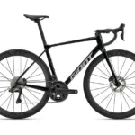 Seitenansicht eines schwarzen Giant TCR Advanced Pro 0 Di2 Rennrads mit Carbonfelgen und integriertem Cockpit.