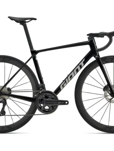 Seitenansicht eines schwarzen Giant TCR Advanced Pro 0 Di2 Rennrads mit Carbonfelgen und integriertem Cockpit.