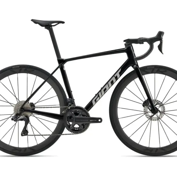 Seitenansicht eines schwarzen Giant TCR Advanced Pro 0 Di2 Rennrads mit Carbonfelgen und integriertem Cockpit.